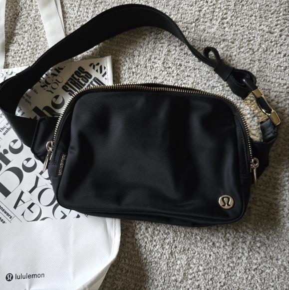 Lululemon Everywhere Belt Bag Large 2LMetal Hardware - Picture 4 of 4
